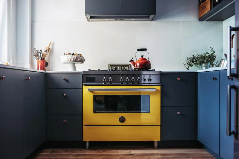 Bertazzoni 90 cm 6-Burner, Electric Oven Professional Series- Giallo (Yellow) - Image 4